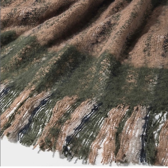 Plaid Bouclé Scarf - Picture 6 of 7